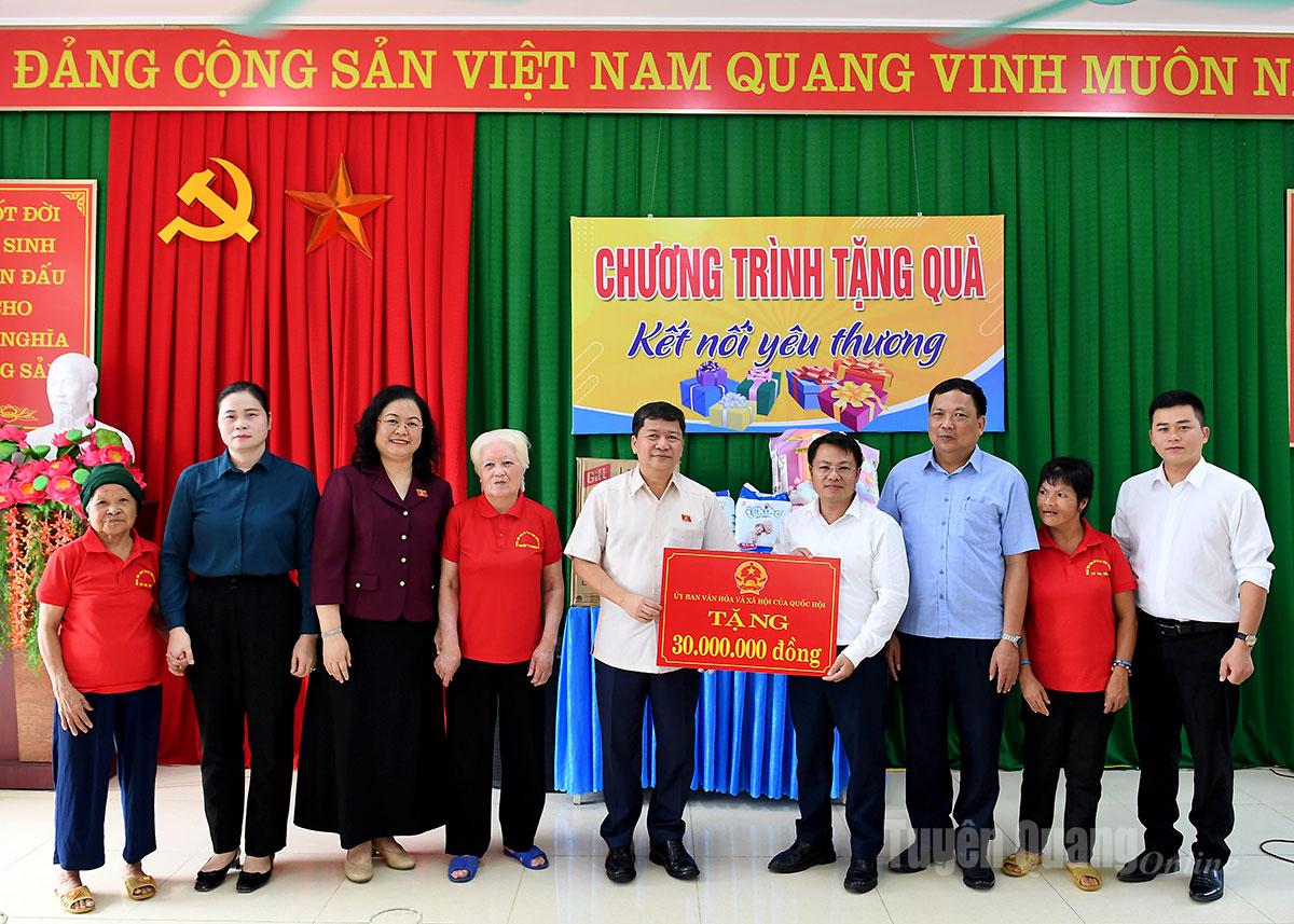 Đồng chí Phó Chủ nhiệm Ủy ban Văn hóa và Xã hội của Quốc hội Tạ Văn Hạ trao hỗ trợ cho Trung tâm Công tác xã hội và Quỹ Bảo trợ trẻ em tỉnh.
