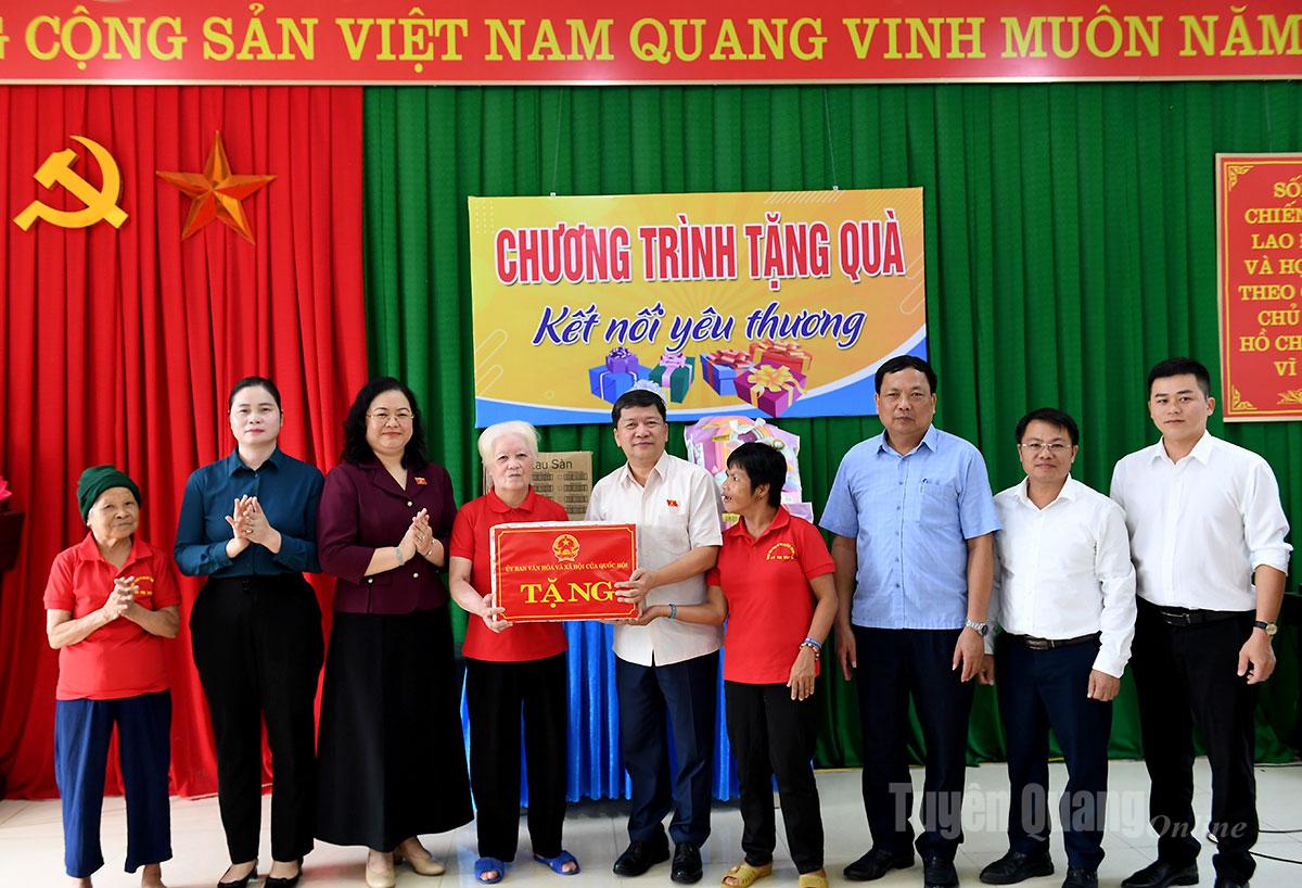 Đoàn công tác của Ủy ban Văn hóa và Xã hội của Quốc hội tặng quà tại Trung tâm Công tác xã hội và Quỹ Bảo trợ trẻ em tỉnh.