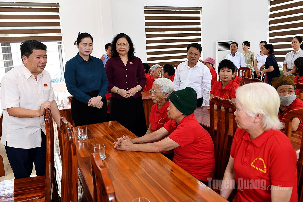 Đồng chí Phó Chủ nhiệm Ủy ban Văn hóa và Xã hội của Quốc hội Tạ Văn Hạ và đoàn công tác thăm hỏi người cao tuổi không nơi nương tựa đang được chăm sóc tại Trung tâm Công tác xã hội và Quỹ Bảo trợ trẻ em tỉnh.