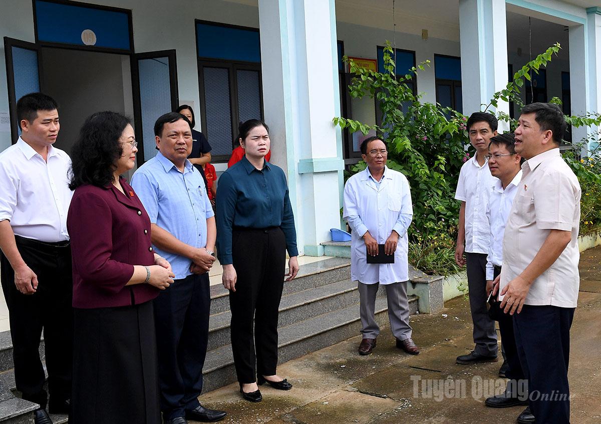 Đoàn công tác của Ủy ban Văn hóa và Xã hội của Quốc hội thăm hỏi, động viên cán bộ, nhân viên Trung tâm Công tác xã hội và Quỹ Bảo trợ trẻ em tỉnh.
