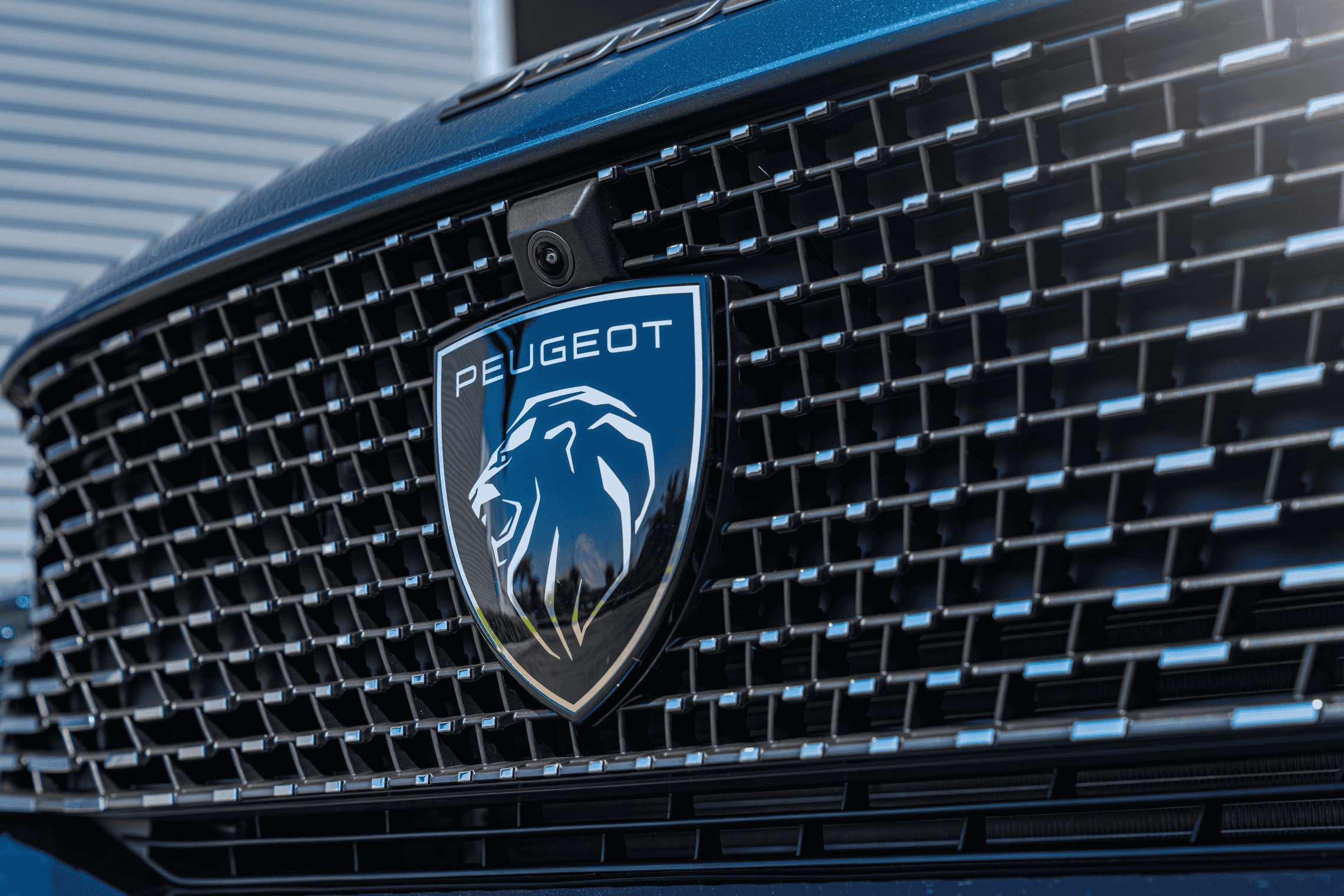 Logo “perisai singa” tidak hanya mewarisi warisan selama 215 tahun tetapi juga mewakili visi masa depan Peugeot yang terkait dengan inovasi.