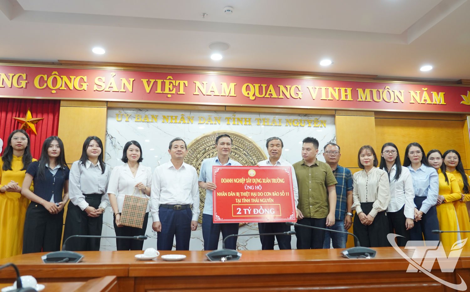 សហគ្រាសសំណង់ Xuan Truong បានបរិច្ចាគថវិកាចំនួន 2 ពាន់លានដុងដើម្បីជួយខេត្ត Thai Nguyen ជំនះផលវិបាកនៃគ្រោះមហន្តរាយធម្មជាតិ។
