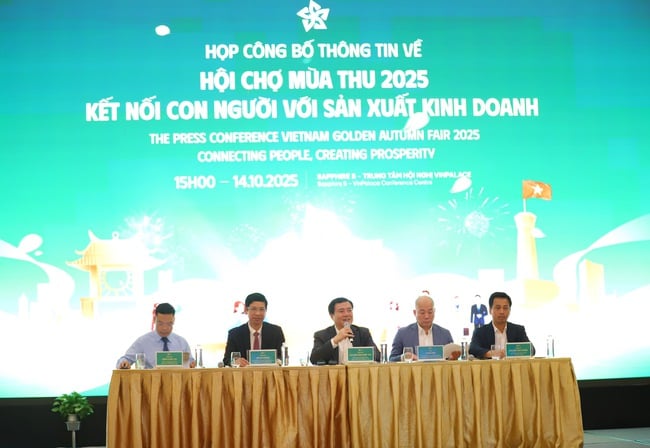 អនុរដ្ឋមន្ត្រី Ho An Phong៖ ប្រជាជនមកពិព័រណ៍សរទរដូវឆ្នាំ 2025 មិនត្រឹមតែទទួលបានបទពិសោធន៍ទិញទំនិញប៉ុណ្ណោះទេ ថែមទាំងរីករាយនឹងវប្បធម៌ផងដែរ - រូបថត ១. Thứ trưởng Hồ An Phong: Người dân đến với Hội chợ mùa Thu 2025 không chỉ trải nghiệm mua sắm mà còn để thưởng thức văn hóa - Ảnh 1.
