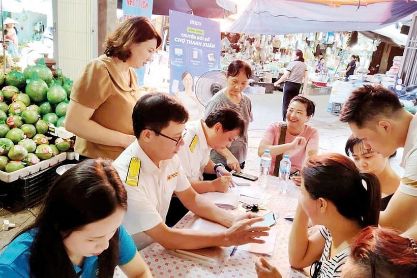 Skattetjänstemän i Hanoi uppmuntrar och stöder företagshushåll att övergå till skattedeklaration och betalningsmetoder. Foto: gdt.gov.vn