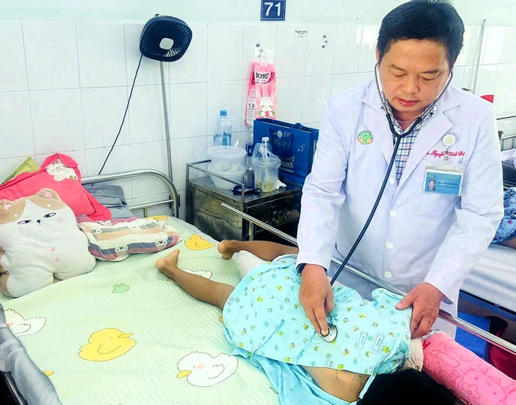 Bé gái trượt patin ngã 'bật ngửa', hai năm sau suýt liệt tứ chi - Ảnh 1.