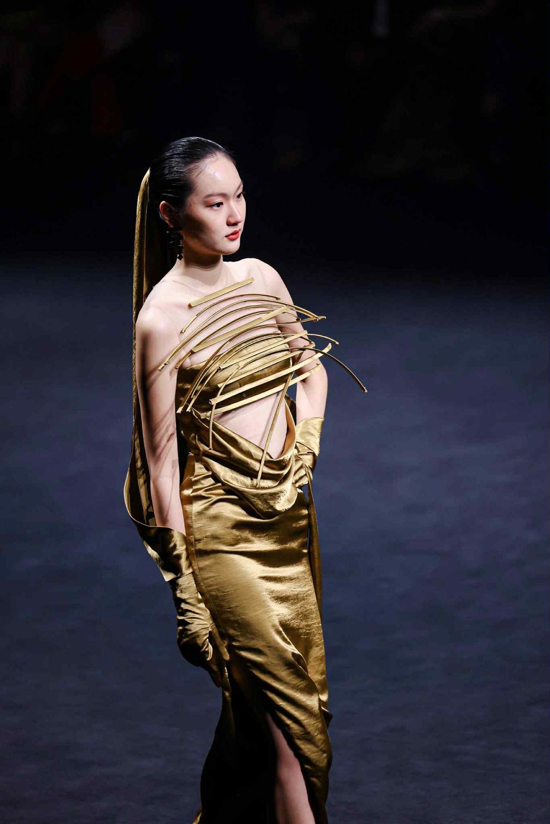 Hoàng Thùy dát hơn 100 lá vàng lên người, diễn vedette ở Thượng Hải - 5