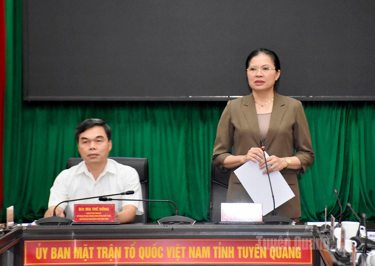 Genosse Ha Thi Nga, Mitglied des Zentralkomitees der Partei und Vizepräsident des Zentralkomitees der Vietnamesischen Vaterländischen Front, sprach bei der Arbeitssitzung mit dem Provinzkomitee der Vietnamesischen Vaterländischen Front.