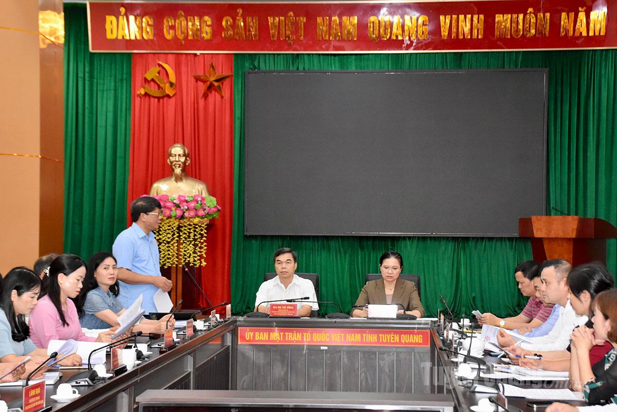 Genosse Ha Trung Kien, Mitglied des Ständigen Parteiausschusses der Provinz und ständiger stellvertretender Vorsitzender des Provinzausschusses der Vietnamesischen Vaterländischen Front, berichtete auf der Arbeitssitzung über die Aktivitäten der Front.