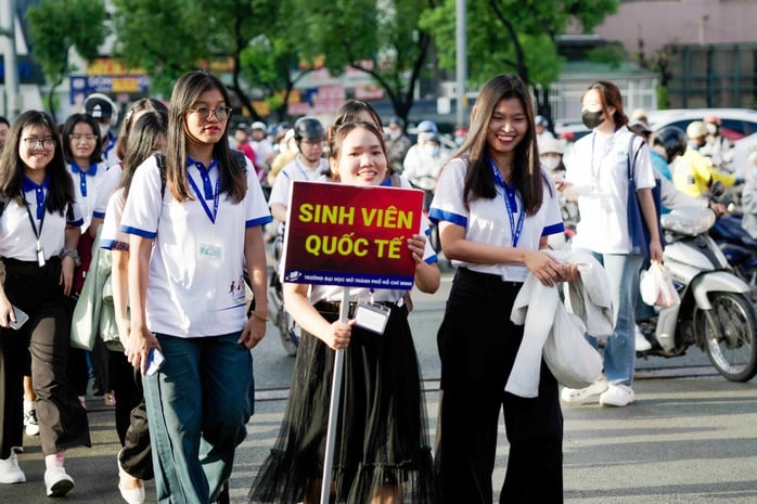 Gần 100 tân sinh viên quốc tế lần đầu dự lễ khai giảng tại Việt Nam - Ảnh 1.