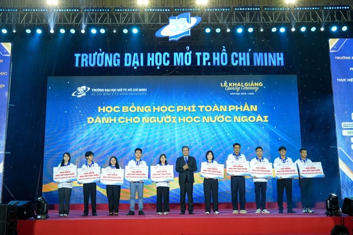 Gần 100 tân sinh viên quốc tế lần đầu dự lễ khai giảng tại Việt Nam - Ảnh 3.