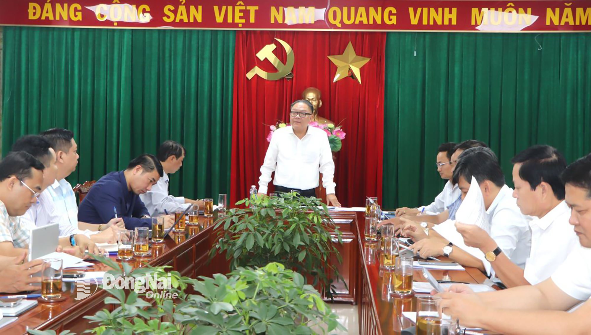 សមាជិកគណៈកម្មាធិការបក្សខេត្ត អនុប្រធានគណៈកម្មាធិការប្រជាជនខេត្ត Dong Nai លោក Nguyen Kim Long ថ្លែងសុន្ទរកថាក្នុងកិច្ចប្រជុំ។ រូបថត៖ ង៉ុក លៀន 