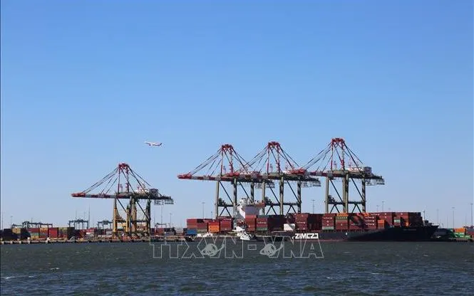 Quang cảnh cảng hàng hóa tại Bayonne, New Jersey, Mỹ. Ảnh: THX/TTXVN Quang cảnh cảng hàng hóa tại Bayonne, New Jersey, Mỹ. Ảnh: THX/TTXVN