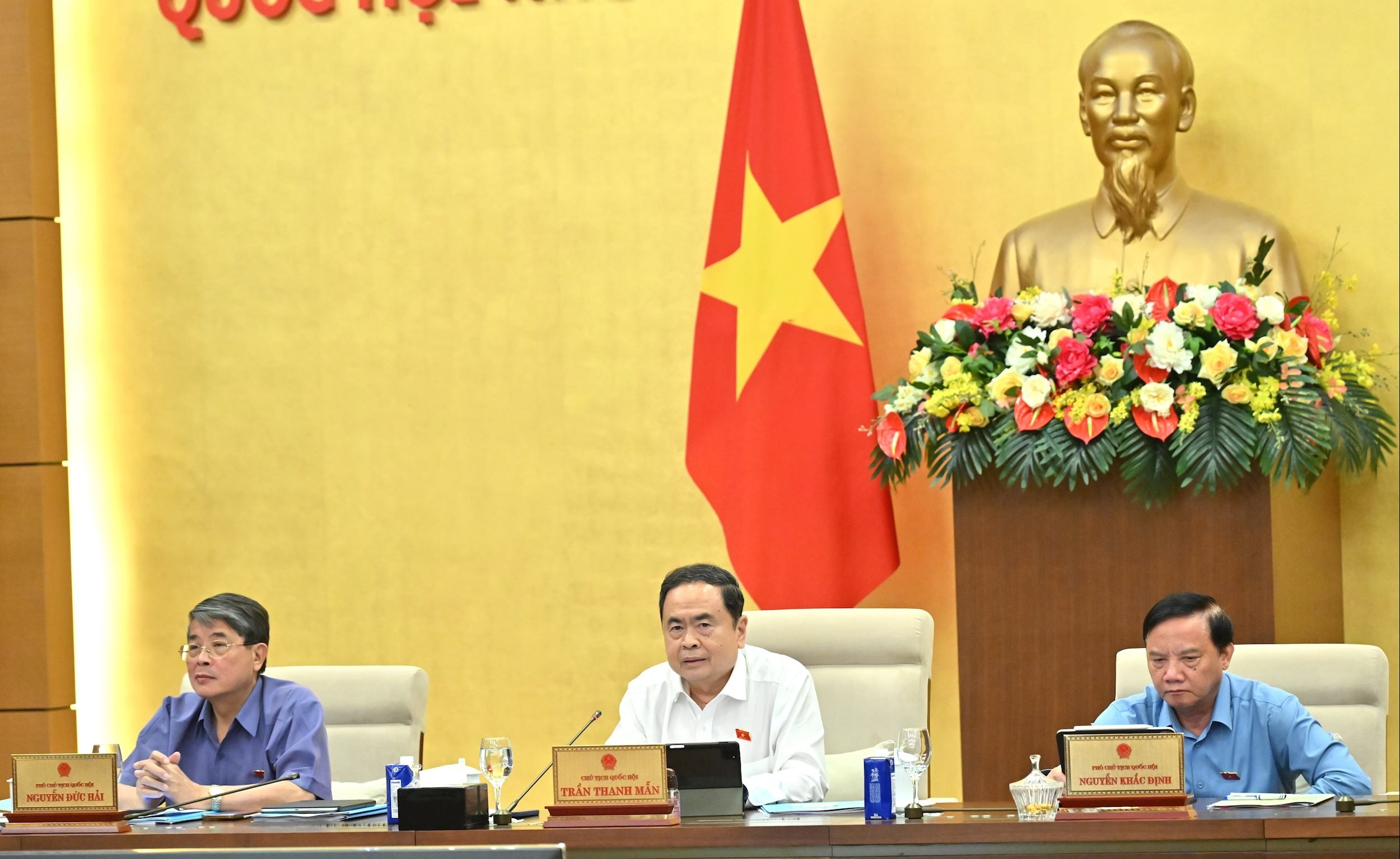 Le président de l'Assemblée nationale, Tran Thanh Man, prend la parole lors de la réunionVQK_8758