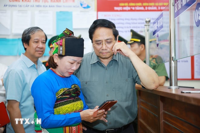 ttxvn-thu-tuong-kiem-tra-tinh-hinh-hoat-dong-cua-trung-tam-phuc-vu-hanh-chinh-cong-xa-bat-mot-1.jpg
