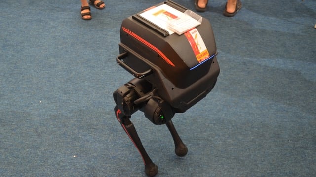 Robot Trung Quốc gắn logo ĐH Bách khoa Hà Nội, nhà trường nói gì?- Ảnh 1. Robot Trung Quốc gắn logo ĐH Bách khoa Hà Nội, nhà trường nói gì?- Ảnh 1.