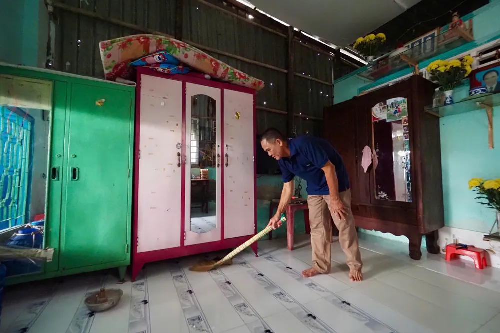 Ein Haushalt in Ho-Chi-Minh-Stadt erhielt finanzielle Unterstützung für die Reparatur seines Hauses dank Mitteln aus dem Ho-Chi-Minh-Stadt-Programm zur Beseitigung provisorischer und baufälliger Häuser. Foto: HOANG HUNG
