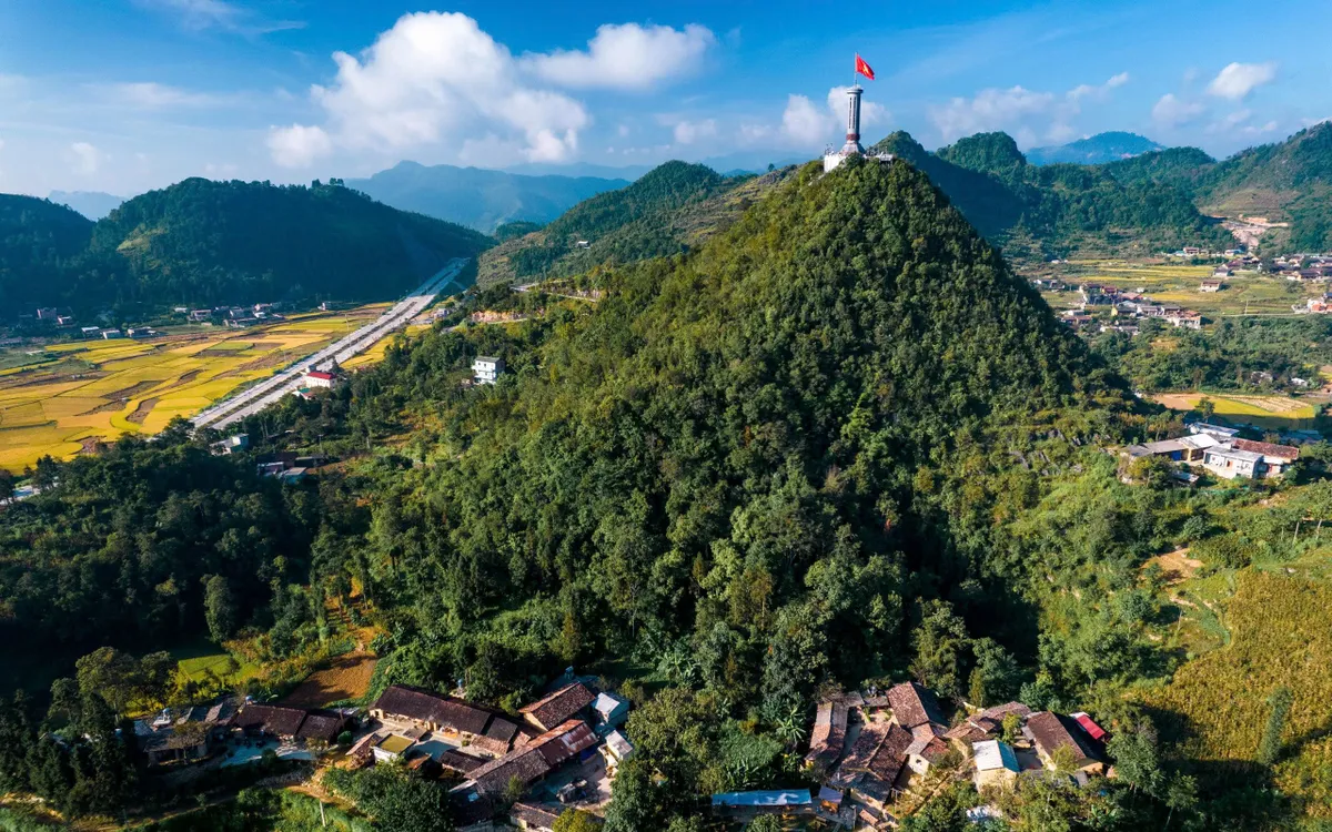 Asta de bandera de Lung Cu en la comuna de Lung Cu (Tuyen Quang) Cột cờ Lũng Cú thuộc xã Lũng Cú (Tuyên Quang)
