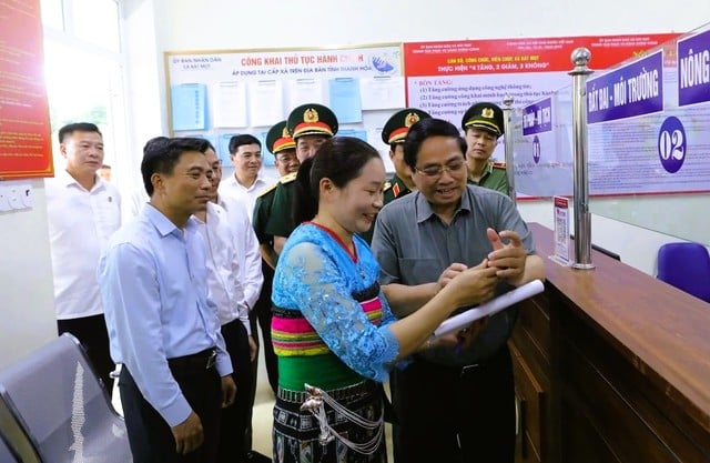 Prime Minister Pham Minh Chinh breaks ground on a boarding school in Bat Mot - Photo 1. Thủ tướng Phạm Minh Chính khởi công xây dựng trường liên cấp bán trú tại Bát Mọt - Ảnh 1.