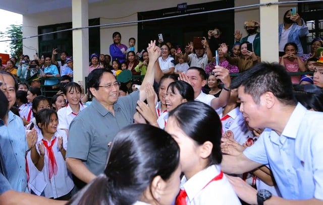 Prime Minister Pham Minh Chinh breaks ground on a boarding school in Bat Mot - Photo 2. Thủ tướng Phạm Minh Chính khởi công xây dựng trường liên cấp bán trú tại Bát Mọt - Ảnh 2.