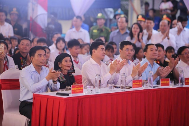 Prime Minister Pham Minh Chinh breaks ground on the construction of a boarding school in Bat Mot - Photo 4. Thủ tướng Phạm Minh Chính khởi công xây dựng trường liên cấp bán trú tại Bát Mọt - Ảnh 4.