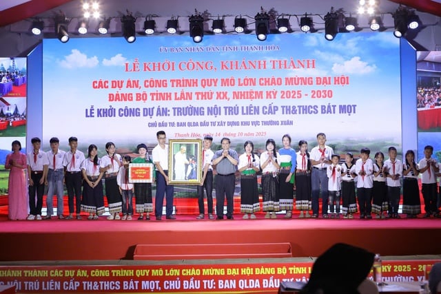 Prime Minister Pham Minh Chinh breaks ground on the construction of a boarding school in Bat Mot - Photo 5. Thủ tướng Phạm Minh Chính khởi công xây dựng trường liên cấp bán trú tại Bát Mọt - Ảnh 5.