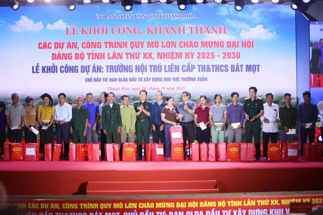 Prime Minister Pham Minh Chinh breaks ground on the construction of a boarding school in Bat Mot - Photo 6. Thủ tướng Phạm Minh Chính khởi công xây dựng trường liên cấp bán trú tại Bát Mọt - Ảnh 6.