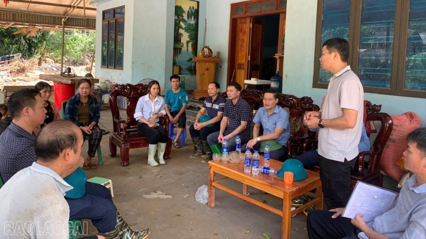 Lãnh đạo xã Mỏ Vàng thăm hỏi, động viên các gia đình bị thiệt hại do mưa lũ tại thôn Khe Lóng 2.