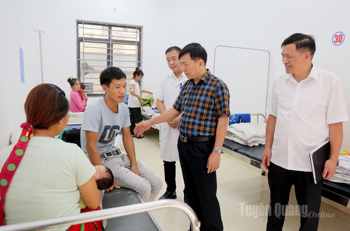 보건부 장관 응우옌 탄 훙이 메오박 지역 종합병원을 방문하여 치료받는 환자들을 격려했습니다.