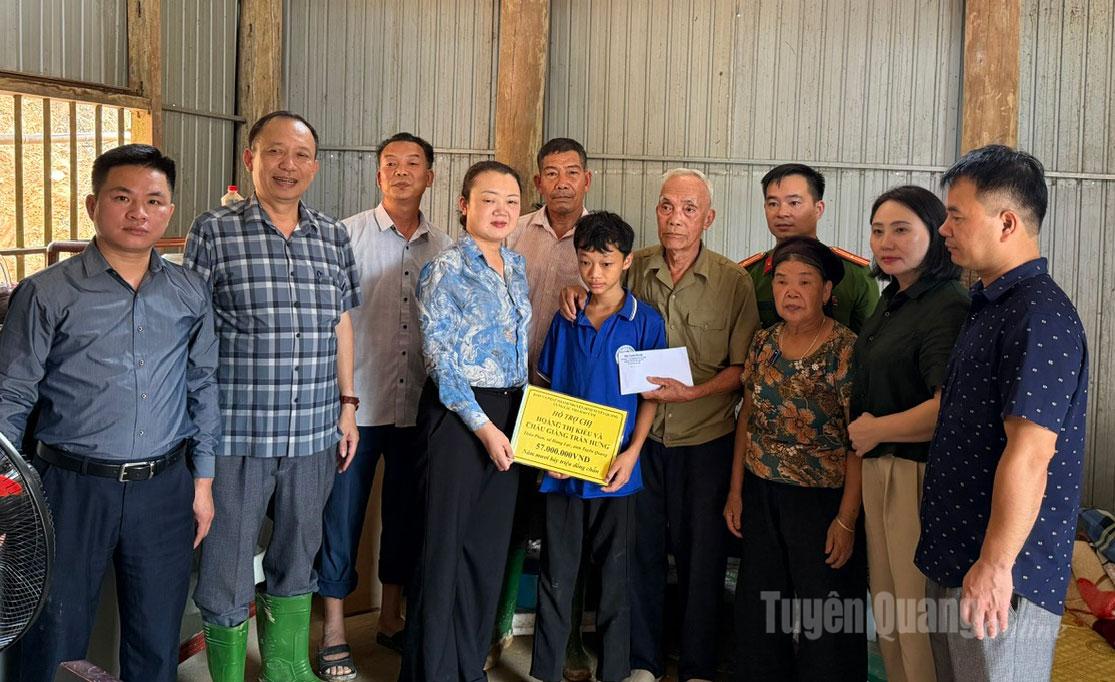 Tuyen Quang اخبار، ریڈیو اور ٹیلی ویژن نے Giang Tran Hung، Phan Village، Hung Loi Commune، Tuyen Quang صوبے کو امدادی رقم پیش کی۔