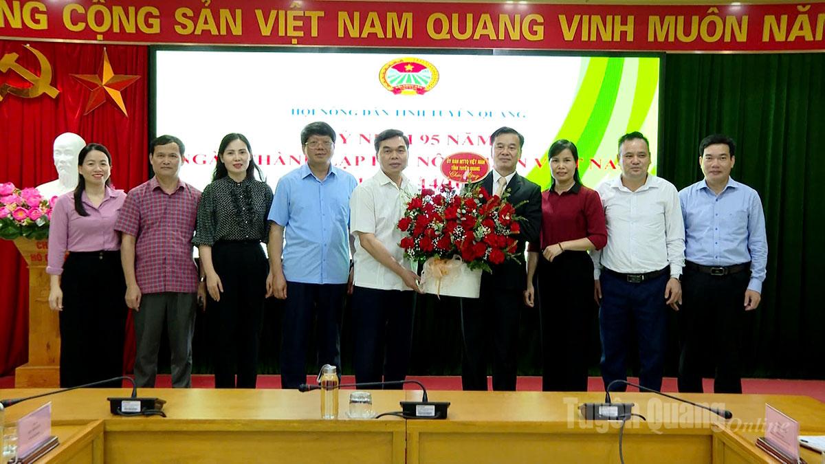 Biträdande sekreterare för provinsiella partikommittén, ordförande för provinsiella fosterlandsfrontens kommitté Ma The Hong överlämnade blommor och gratulerade provinsens bondeförening till grundårsdagen.