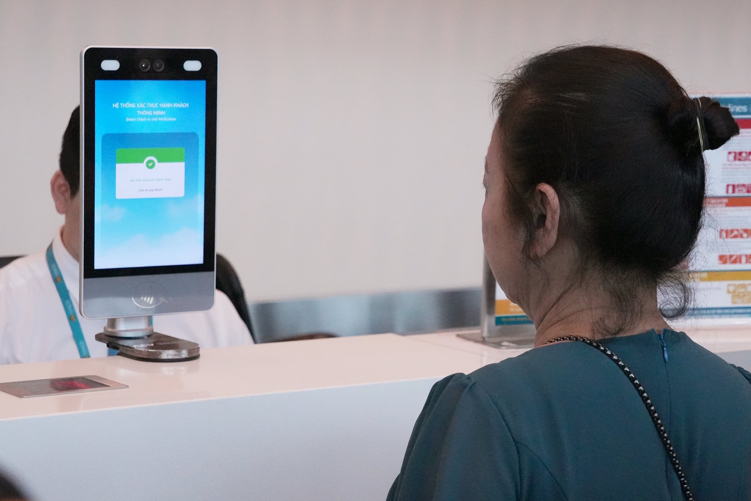 Passagerare checkar in med VNeID och biometri vid terminal T3