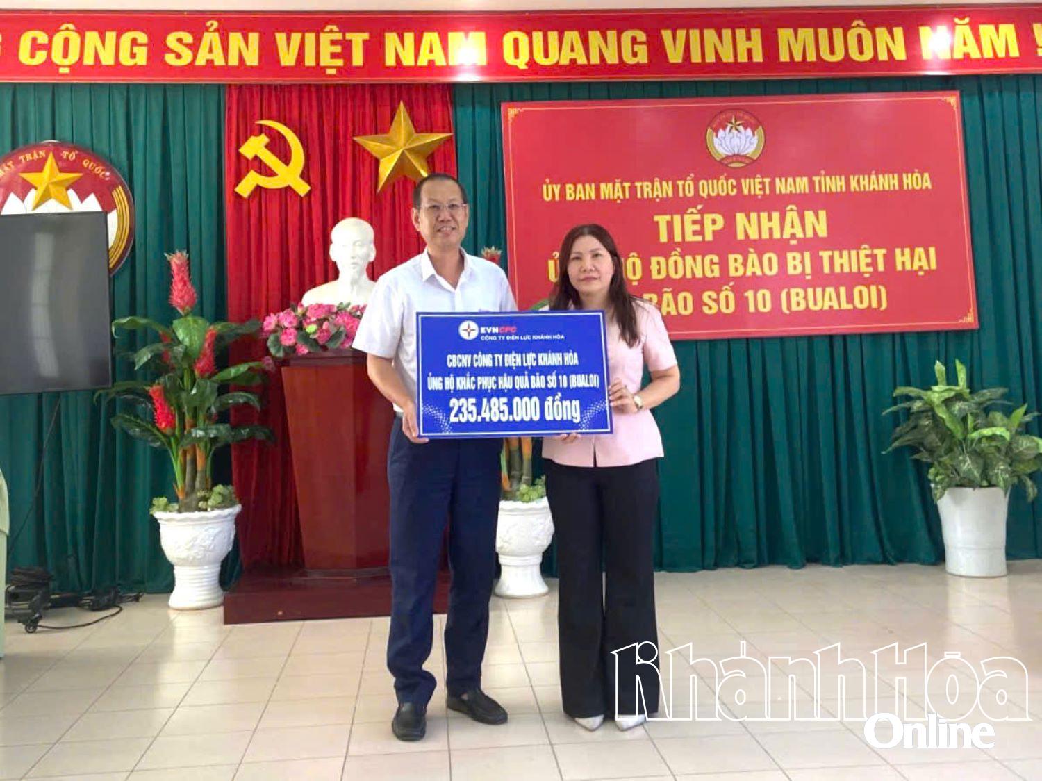 Representante da Khanh Hoa Electricity Company doou dinheiro para apoiar as pessoas afetadas pela tempestade.