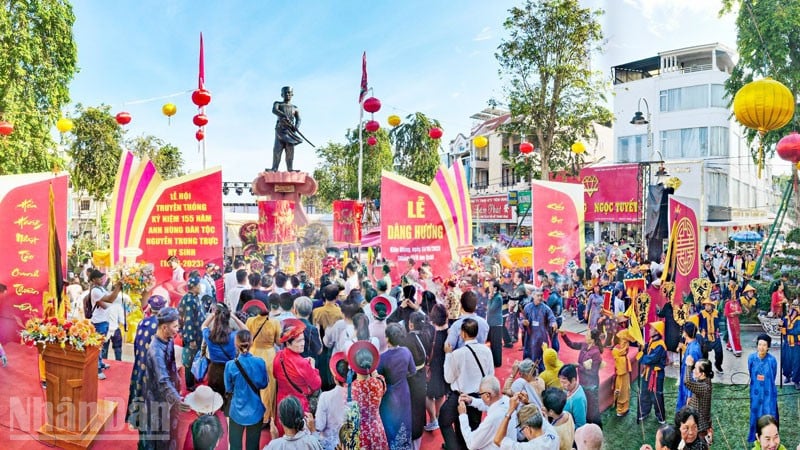 グエン・チュン・チュック共同住宅祭りには多くの人が線香をあげに来ました。