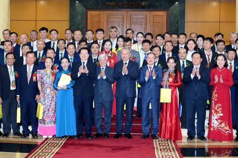 General Secretary To Lam with delegates attending the meeting. (Photo: DANG KHOA)