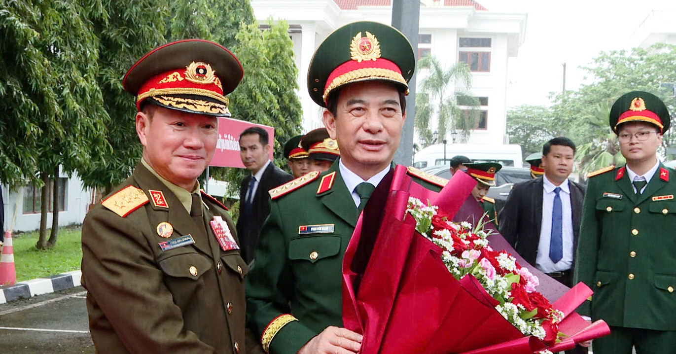 Việt Nam tặng xe chỉ huy, pháo hoa để Lào tổ chức 50 năm Quốc khánh