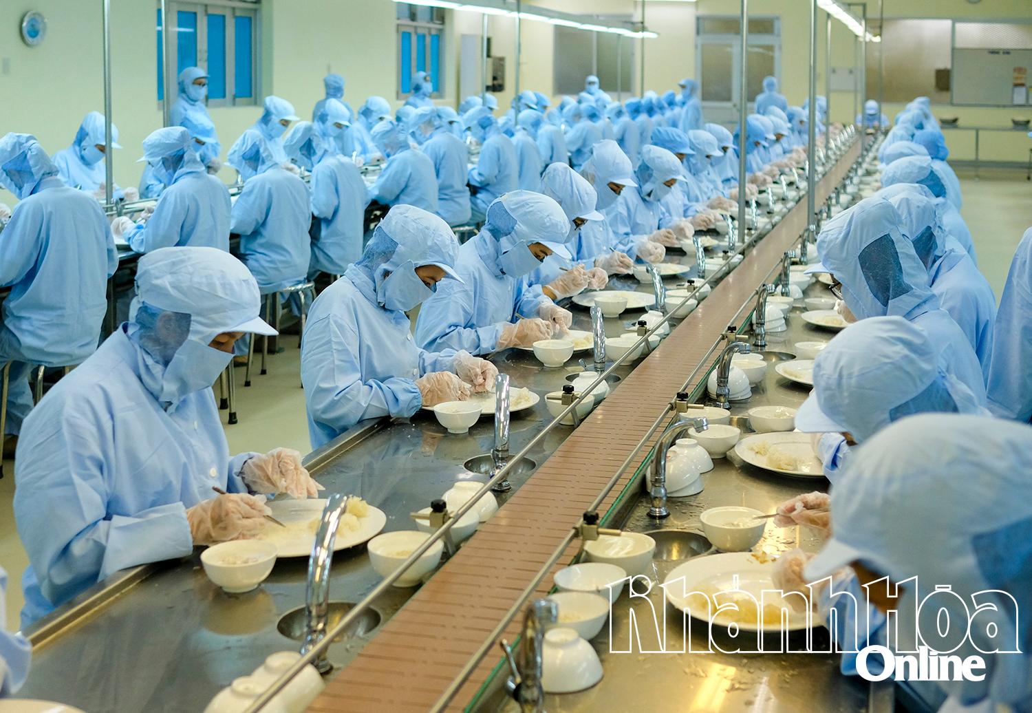 أنشطة الإنتاج في شركة Khanh Hoa Salanganes Nest.