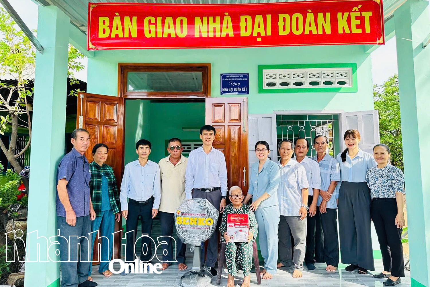 Lãnh đạo phường Đô Vinh bàn giao nhà Đại đoàn kết cho một hộ dân.
