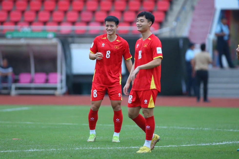 ក្រុមវៀតណាមលេងជាមួយនេប៉ាល់៖ Van Lam Đội tuyển Việt Nam đấu Nepal: Văn Lâm ‘nhường’ thủ môn 1,91 m bắt chính, nhân sự rất sốc- Ảnh 4.