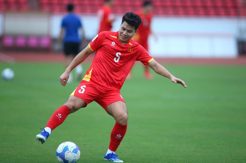 ក្រុមវៀតណាមលេងជាមួយនេប៉ាល់៖ Van Lam បោះបង់អ្នកចាំទី 1.91m ជាអ្នកចាំទីសំខាន់ បុគ្គលិកភ្ញាក់ផ្អើលយ៉ាងខ្លាំង - រូបថត 6. Đội tuyển Việt Nam đấu Nepal: Văn Lâm ‘nhường’ thủ môn 1,91 m bắt chính, nhân sự rất sốc- Ảnh 6.