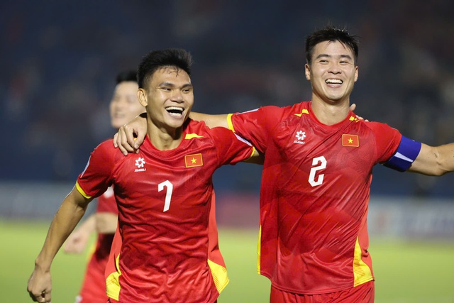 ក្រុមវៀតណាមលេងជាមួយនេប៉ាល់៖ Van Lam បោះបង់អ្នកចាំទី 1.91m ជាអ្នកចាំទីសំខាន់ បុគ្គលិកភ្ញាក់ផ្អើលយ៉ាងខ្លាំង - រូបថត 7. Đội tuyển Việt Nam đấu Nepal: Văn Lâm ‘nhường’ thủ môn 1,91 m bắt chính, nhân sự rất sốc- Ảnh 7.
