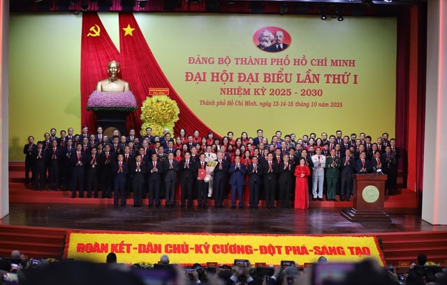 Lista över Ho Chi Minh-stadens partikommittés ständiga kommitté för mandatperioden 2025–2030 – Foto 1. Danh sách Ban Thường vụ Thành ủy TP.HCM nhiệm kỳ 2025 - 2030- Ảnh 1.