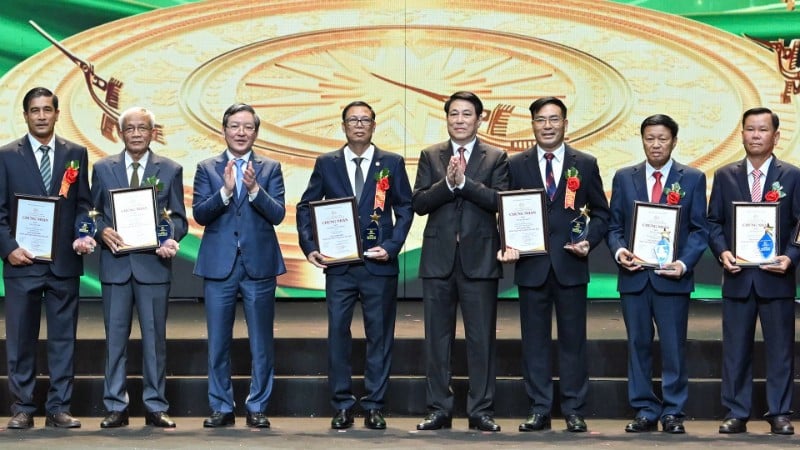 President Luong Cuong and Chairman of the Vietnam Farmers' Union Luong Quoc Doan presented the title of Outstanding Vietnamese Farmer. (Photo: THUY NGUYEN)