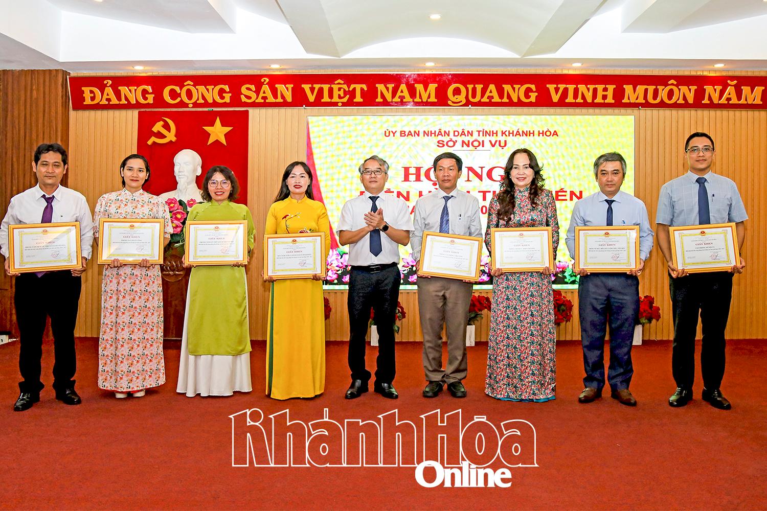 Camarada Vo Chi Vuong - Diretor do Departamento de Assuntos Internos concedeu certificados de mérito a coletivos avançados típicos do departamento no período de 2020 a 2025.