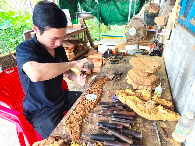 រឿងសិប្បករ Gen Z៖ អ្នកញៀននឹងសិប្បកម្មឆ្លាក់... ផ្ទាំងអនុស្សាវរីយ៍ - រូបថត ១. Chuyện nghệ nhân gen Z: Người 'say' nghề chạm khắc... bài vị- Ảnh 1.