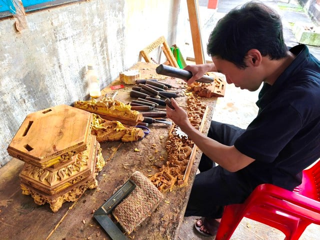 រឿងសិប្បករ Gen Z៖ បុគ្គលដែល 'ញៀន' នឹងសិប្បកម្មឆ្លាក់... ផ្ទាំងអនុស្សាវរីយ៍ - រូបថត ២. Chuyện nghệ nhân gen Z: Người 'say' nghề chạm khắc... bài vị- Ảnh 2.