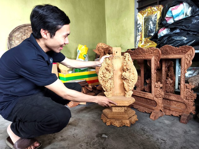 រឿងសិប្បករ Gen Z៖ បុគ្គលដែល 'ញៀន' នឹងសិប្បកម្មឆ្លាក់... ផ្ទាំងអនុស្សាវរីយ៍ - រូបថត ៣. Chuyện nghệ nhân gen Z: Người 'say' nghề chạm khắc... bài vị- Ảnh 3.