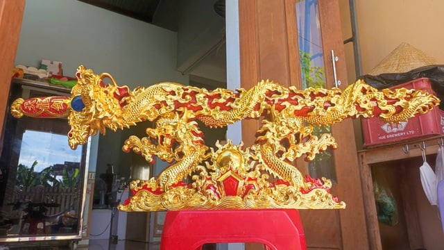 រឿងសិប្បករ Gen Z៖ បុគ្គលដែល 'ញៀន' នឹងសិប្បកម្មឆ្លាក់... ផ្ទាំងអនុស្សាវរីយ៍ - រូបថត ៤. Chuyện nghệ nhân gen Z: Người 'say' nghề chạm khắc... bài vị- Ảnh 4.