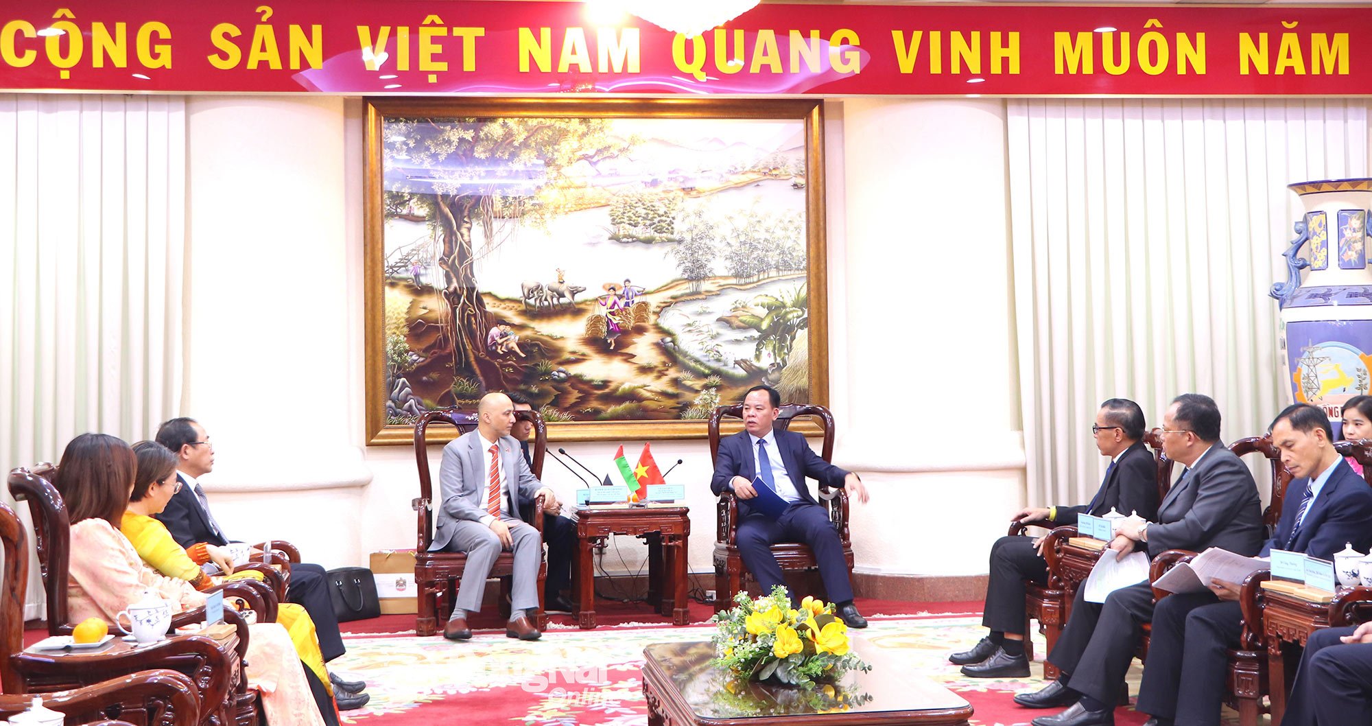In letzter Zeit hat Dong Nai zahlreiche Wirtschaftsdelegationen und Botschaften vietnamesischer Länder empfangen, um sich über das Investitionsumfeld in der Provinz Dong Nai zu informieren. Auf dem Foto: Genosse Vo Tan Duc, stellvertretender Sekretär des Provinzparteikomitees und Vorsitzender des Volkskomitees der Provinz Dong Nai, empfing im Juni 2025 den außerordentlichen und bevollmächtigten Botschafter der Vereinigten Arabischen Emirate in Vietnam.