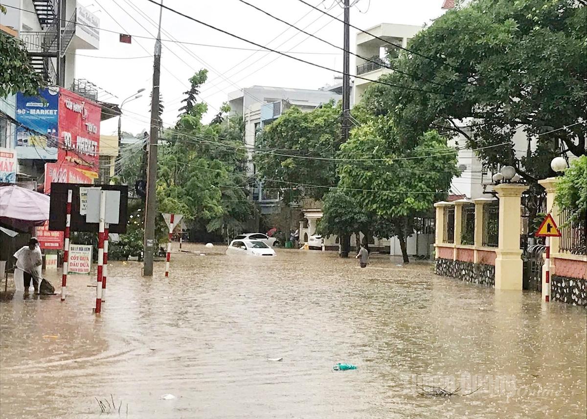 Die Straße neben dem Volksrat der Provinz Tuyen Quang wird bei starkem Regen oft überflutet.