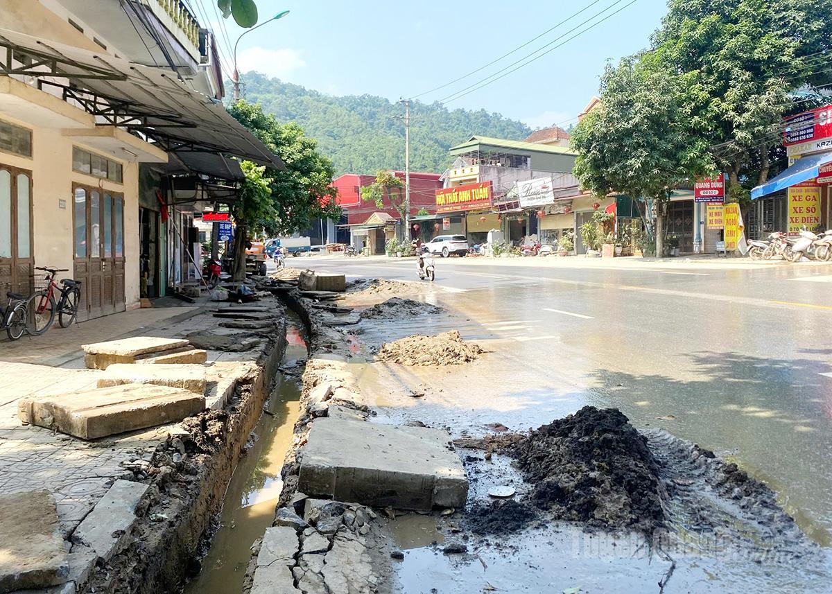 Einige Entwässerungsleitungen in Ha Giang sind immer noch schmal, was bei Flut zu Problemen bei der Entwässerung führt.